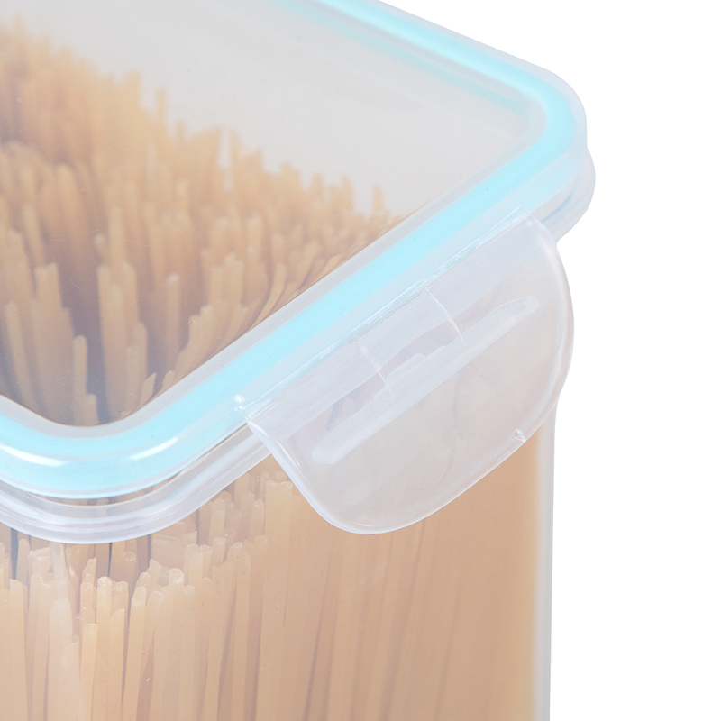 Transparent 2.6L plastic food storage container with airtight lid